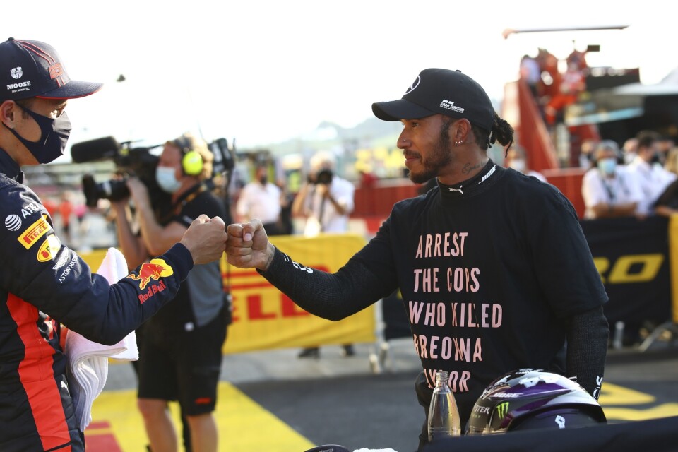 Lewis Hamilton firade segern i det senaste F1-loppet i Toscana iklädd en tröja med texten: Grip polisen som dödade Breonna Taylor.