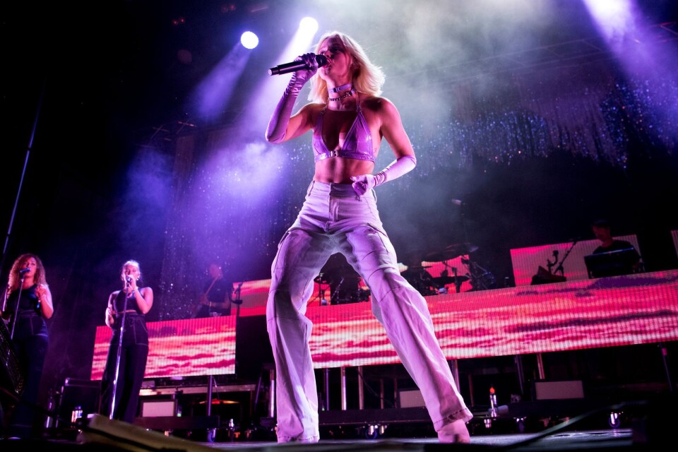 Zara Larsson har fått pris som årets artist och har en internationell musikkarriär. Under lördagen mötte hon publiken på Skärgårdsfesten, som en del av sin festivalturné sommaren 2018.