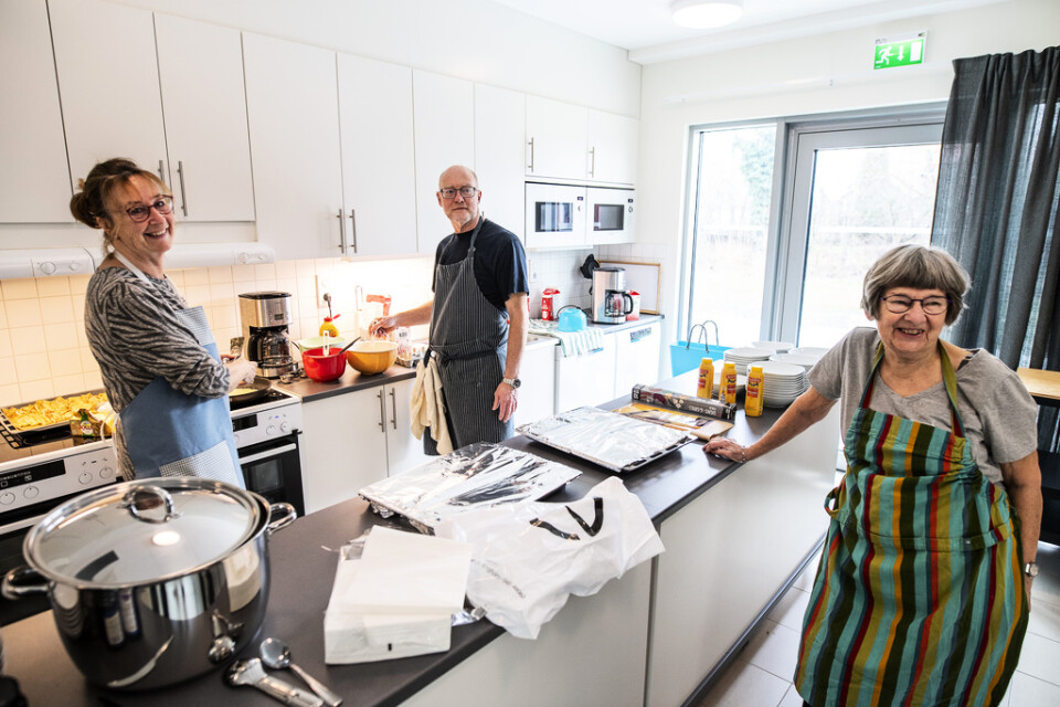 I köket på seniorboendet pågår förberedelserna inför kvällens ärtsoppa med punsch. Barbro Skoglund gräddar pannkakor, Thomas Johansson lagar ärtsoppa och Anita Rubin dukar.