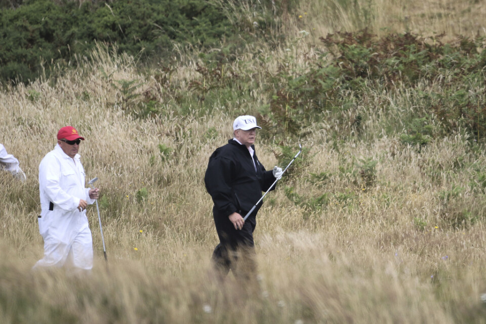 USA:s president Donald Trump spelar golf vid sitt hotell Turnberry i Skottland. Bilden är från förra sommaren.