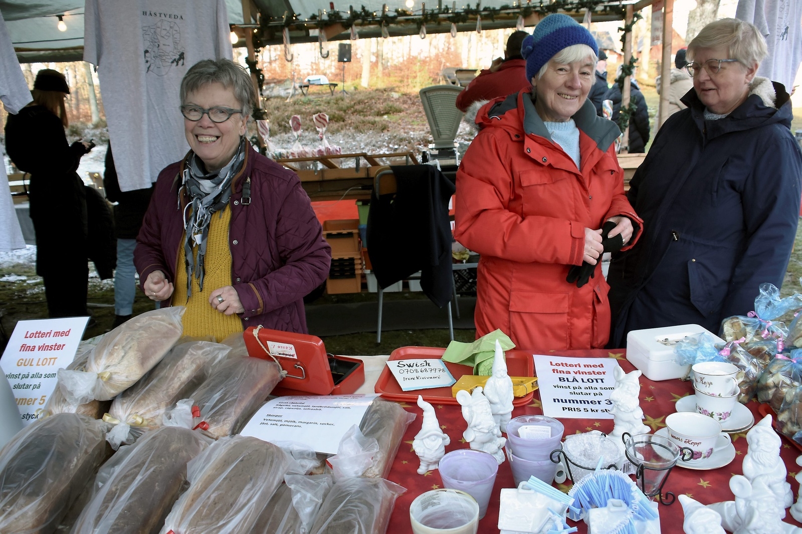 Irene Kivivuori och Ingegärd Lundin säljer nybakat bröd.