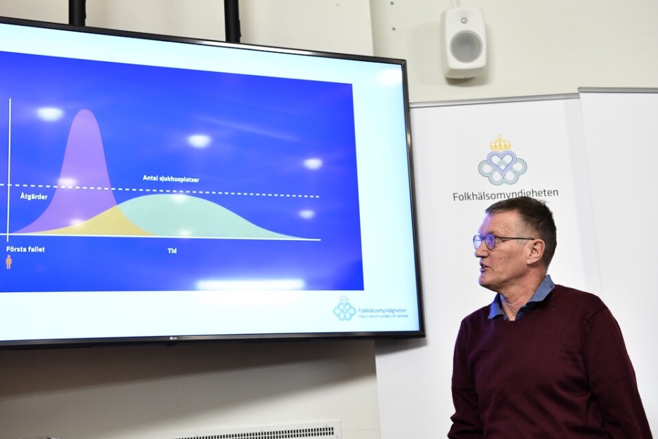 Tester på mindre grupper av människor ska ge en bild av var Sverige ligger på "smittokurvan". Bilden visar hur Anders Tegnell demonstrerar kurvor på en presskonferens tidigare i veckan.