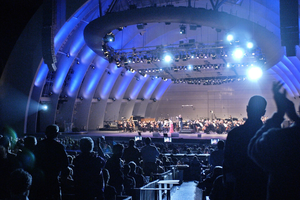 Fans ger Hollywood Bowls orkester stående ovationer. Arkivbild.