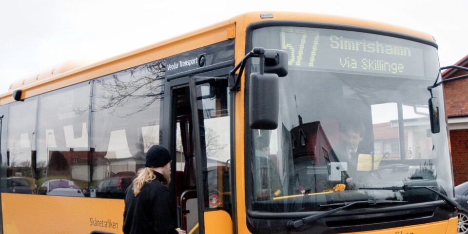 Buss 577 från Simrishamn till Skillinge och Borrby. En inte alltför vanlig syn på landsbygd där få bussar går. Då hjälper inga seniorrabatter, menar centerpartisterna.
