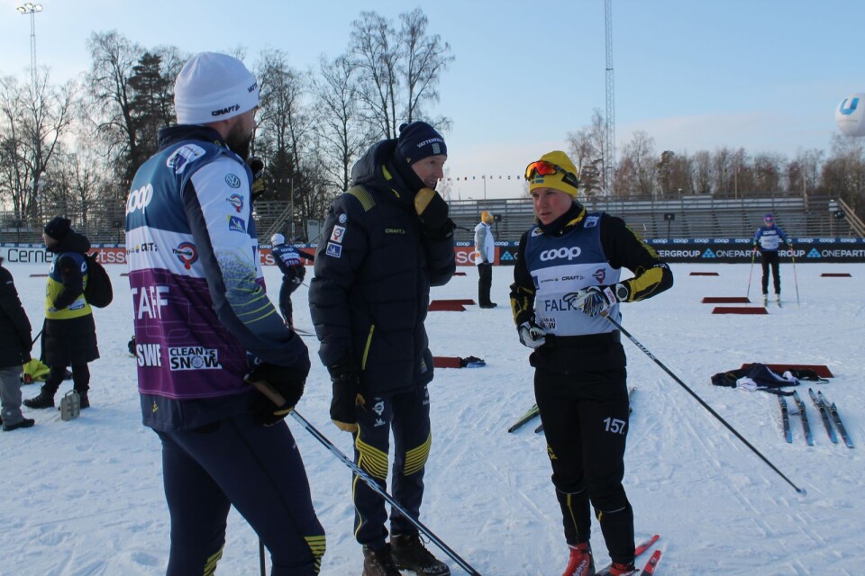Hanna Falk, för helgen i Ulricehamns IF:s dräkt, resonerar med landslagsbasen Rikard Grip och en annan i blågula teamet under fredagsförmiddagens testpass.
