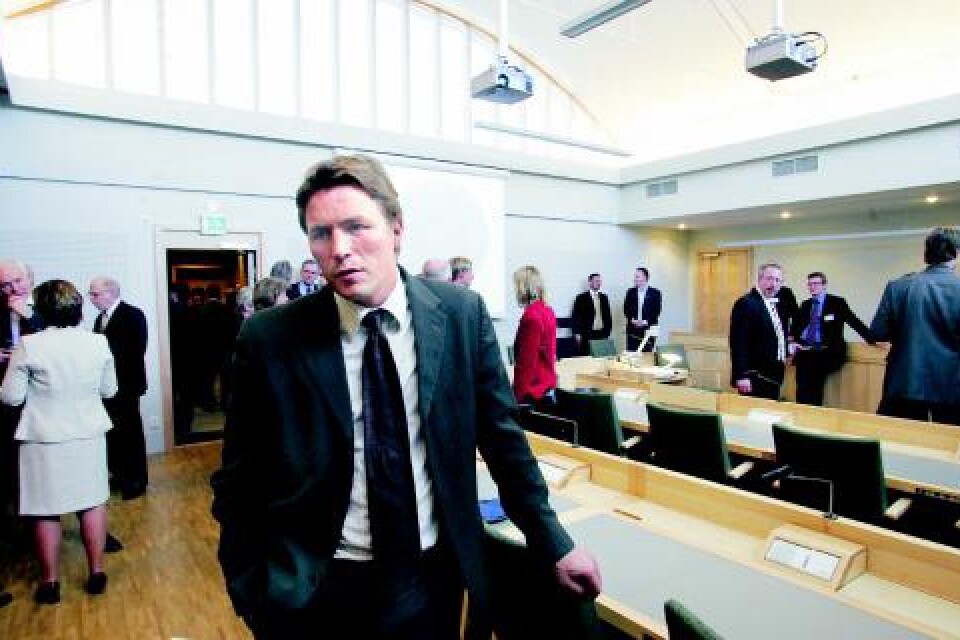 Justitieminister Thomas Bodström såg sig omkring i de nya rättssalarna på tingsrätten och tyckte mycket om det han såg.
Foto: Lars Johansson