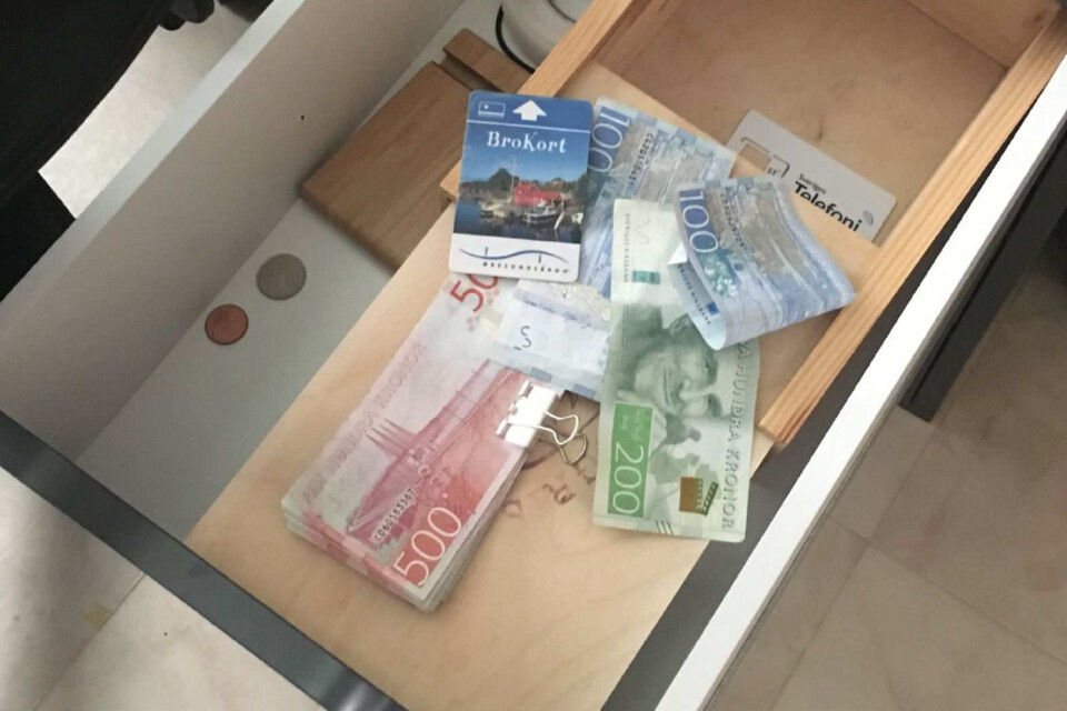 I en skrivbordslåda i parets hus fanns kontanter och ett kort som används för betalning vid Öresundsbron.