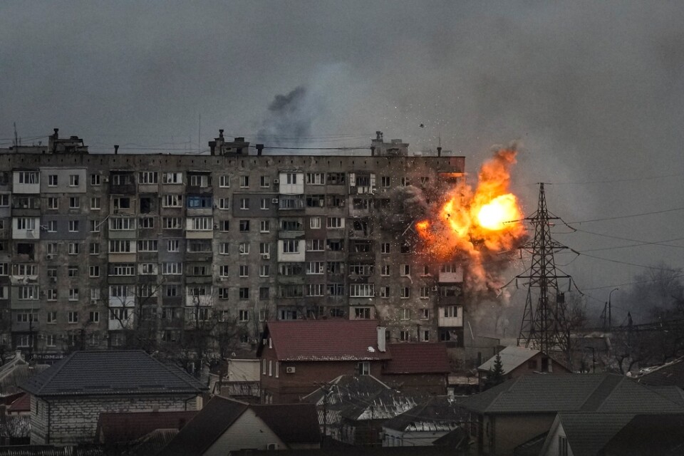 Tre AP-journalister som rapporterade från den belägrade ukrainska staden Mariupol förra året prisas med en Pulitzer. Bilden visar hur en rysk stridsvagn som beskjuter ett bostadshus i staden den 11 mars.
