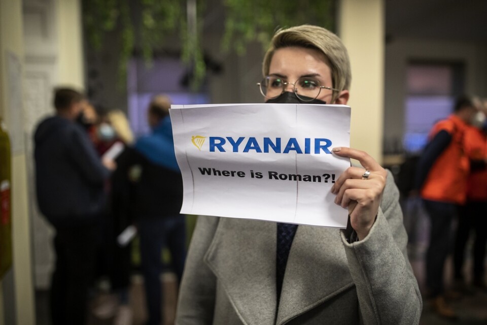 "Var är Roman?" står det på skylten som en person höll upp på flygplatsen i Vilnius i söndags.