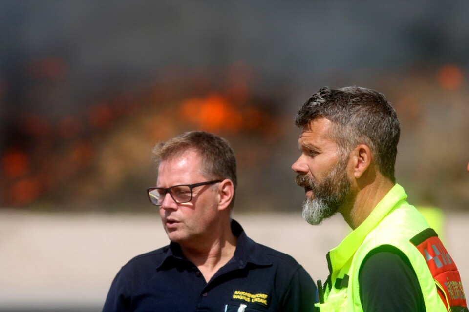 – Beslutet var att låta det brinna och se till att det inte sprider sig, säger räddningsledare Mattias Sonesson, till höger.
