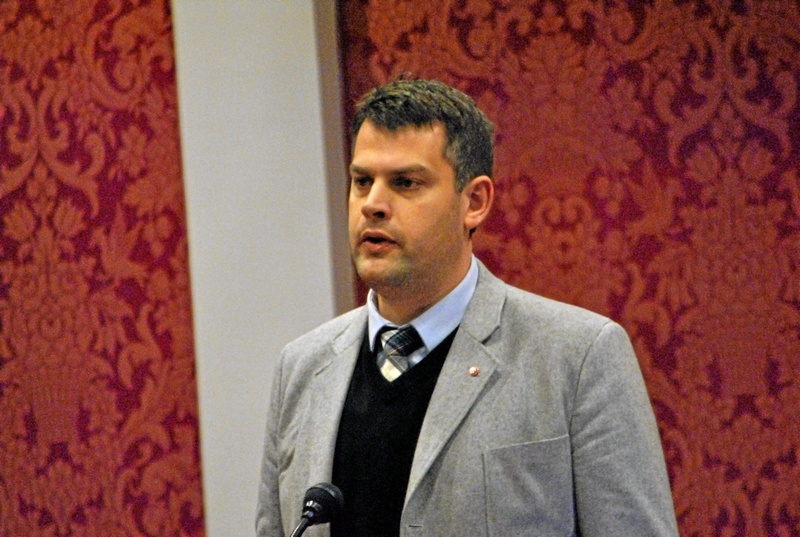 Andreas Schönström(S) är beredd att stötta judiska församlingen på olika sätt.