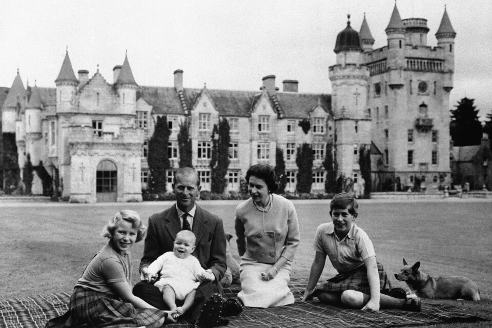 Prins Philip, drottning Elizabeth med sina tre barn Anne, Andrew och Charles i september 1960 (fjärde barnet Edward var då inte född). Bilden är tagen framför Balmoral Castle i Skottland.