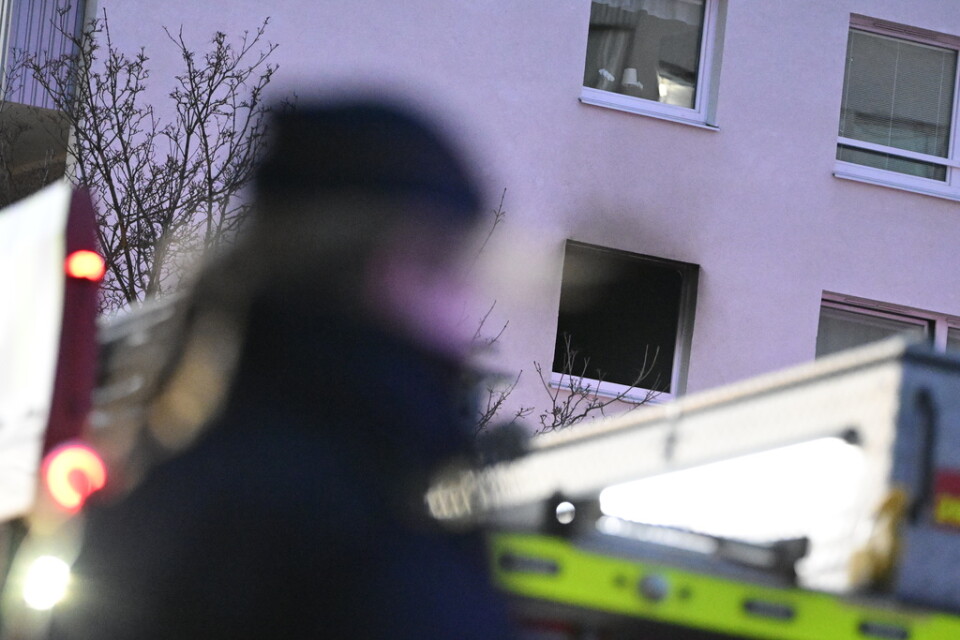 Polis och räddningstjänst på plats i Malmö vid en lägenhetsbrand.