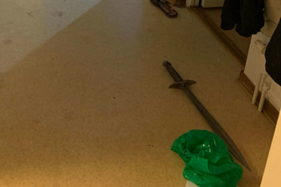 På golvet innanför lägenhetsdörren låg ett annat svärd.