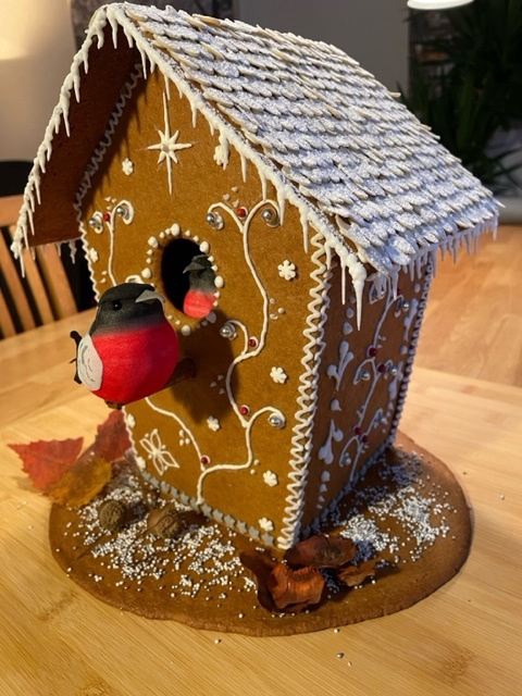”Årets pepparkakshus blev en fågelholk som mitt barnbarn Edith ska få. Taket är belagt med mandelspån, sittpinnen är en kanelstång och jag har bland annat använt rosépepparkorn som dekoration”, hälsar Tomas Svensson i Nybro.