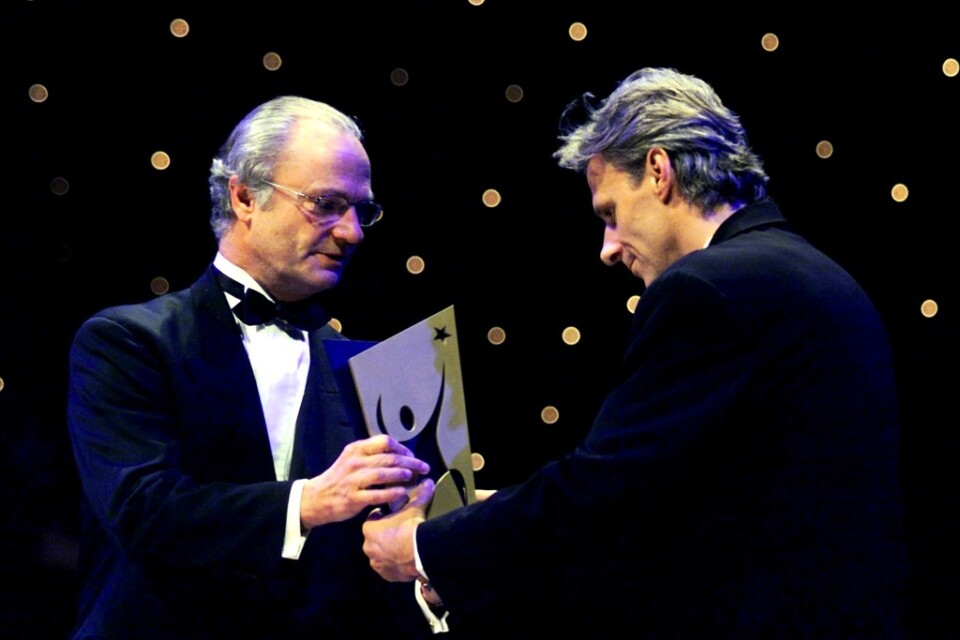 Björn Borg tar emot priset som århundradets idrottare från kung Carl XVI Gustav år 2000.