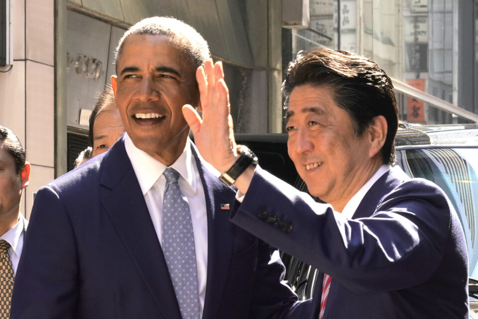 USA:s tidigare president Barack Obama togs emot av Shinzo Abe vid ett besök i Tokyo 2018. Arkivbild.
