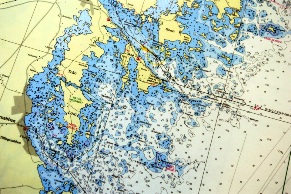 På sjökort visas grunda vattendjup i nyanser av blått, där mörkblått vatten är grundast. Arkivbild.