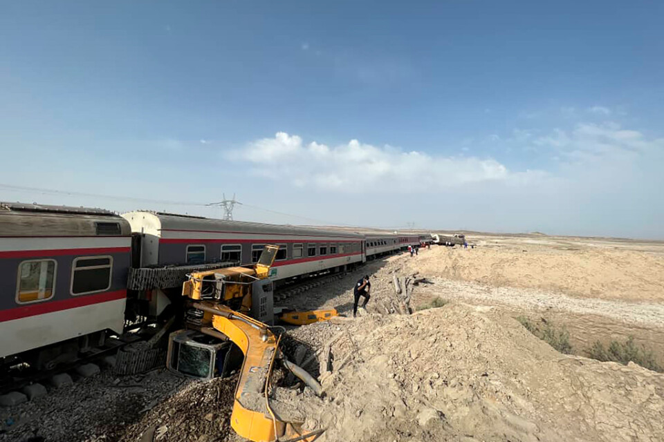 En grävmaskin ska ha orsakat tågolyckan i ökenlandskapet nära Tabas i Iran.