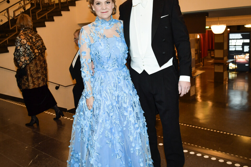 En stor, blå spetsdröm skapad an Camilla Thullin och buren av finansminister Magdalena Andersson på Nobelfesten 2017.