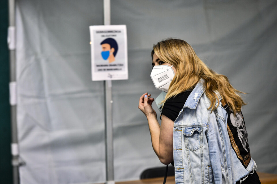 En kvinna i Baskien bär munskydd när hon deltar i regionvalet.