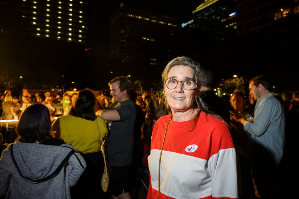 Psykologen Jill Flores, fotad vid den demokratiske guvernörskandidaten Beto O'Rourkes kampanjmöte i Austin i Texas.