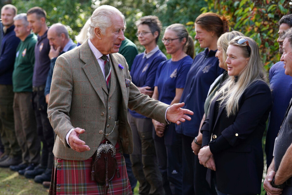 Kung Charles III talar med personal på Balmoral i Skottland, på väg hem från kyrkan.