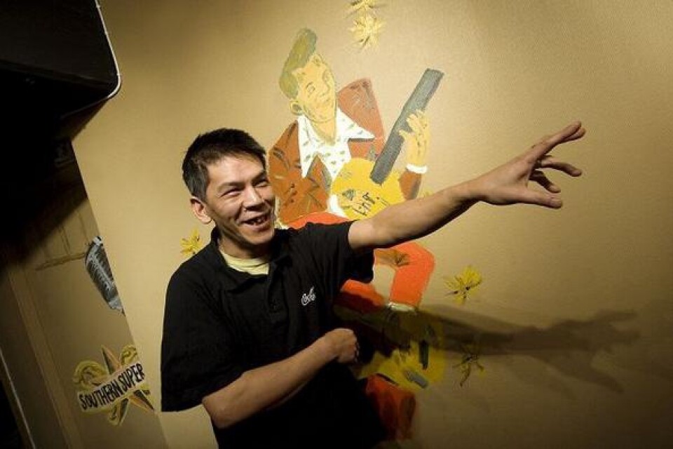 Ägaren Ronnie Truong beslutade i höstas att utöka genom att bygga om källaren till pub och då kom idén upp om att låta en konstnär göra väggmålningar.