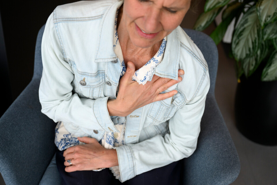Smärta i bröstet och andfåddhet är vanliga symtom vid kärlkramp, ett tillstånd som är vanligare än man tidigare trott. Genrebild.