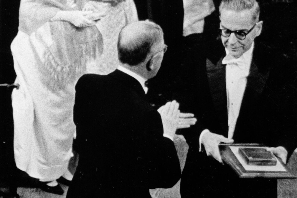 Den jugoslaviska författaren Ivo Andric tar emot Nobelpriset av Gustav VI Adolf 1961.