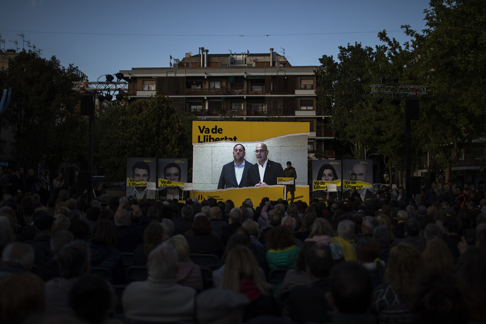 Två frihetsberövade katalanska separatistpolitiker, Oriol Junqueras och Raul Romeva, talar till spanska väljare via länk från fängelset i slutet av april.