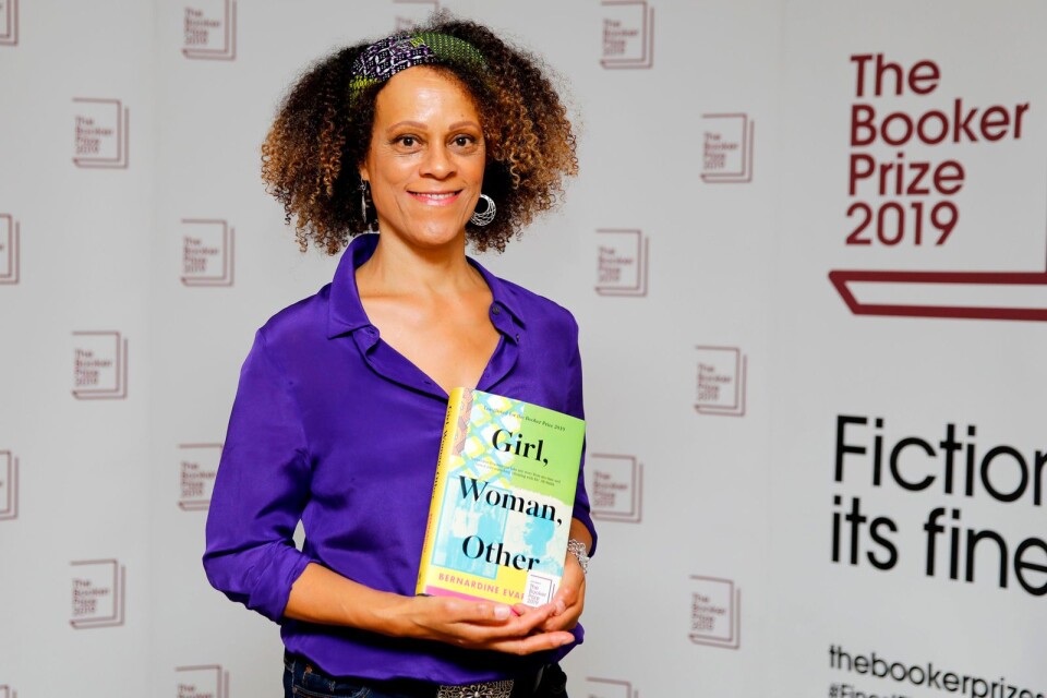 Den brittiska författaren Bernardine Evaristo med boken "Girl, woman, other" som ger henne ett delat Bookerpris.