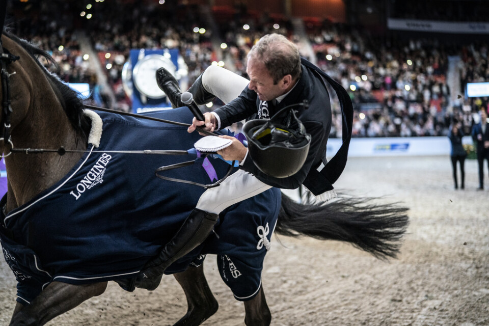 Geir Gulliksen hade tagit av sig hjälmen vid prisceremonin, innan han gav sig ut på ärevarv efter segern i Göteborgs världscuphoppning. Då var olyckan framme. Gulliksen klarade dock fallet från hästen Groep Quatro med några blåmärken.