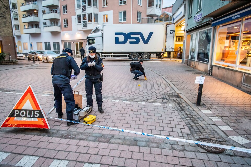 Polisens tekniker kriminaltekniker undersöker brottsplatsen vid Hantverkaregatan i Karlskrona.