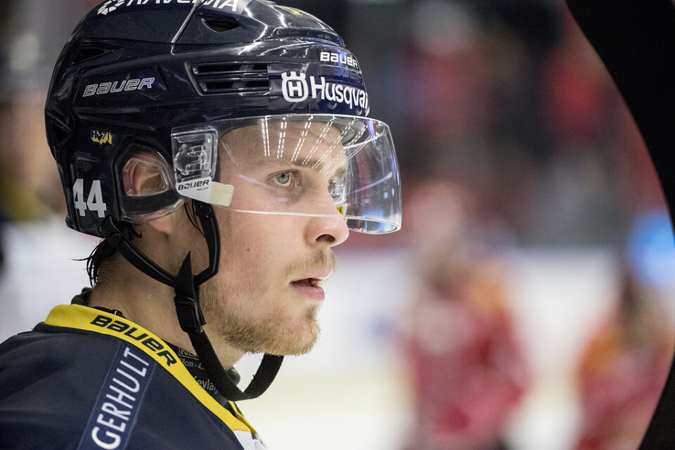 Mikko Lehtonen, som spelade i HV71 den senaste säsongen, gjorde ett av Finlands tre mål mot Ryssland.