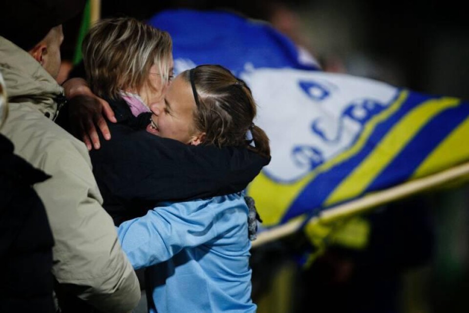 Stephanie Öhrström fick många kramar av familj och vänner efter slutsignalen.