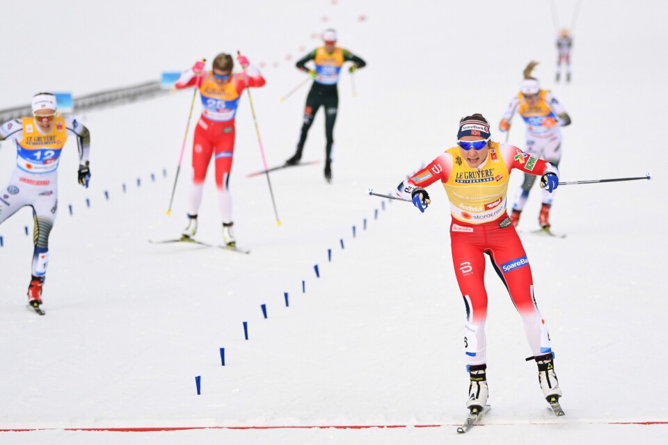Norges Maiken Caspersen Falla tar guld och Sveriges Stina Nilsson (tv) tar silver i damernas final i sprint vid skid-VM i Seefeld. 
Foto Fredrik Sandberg / TT