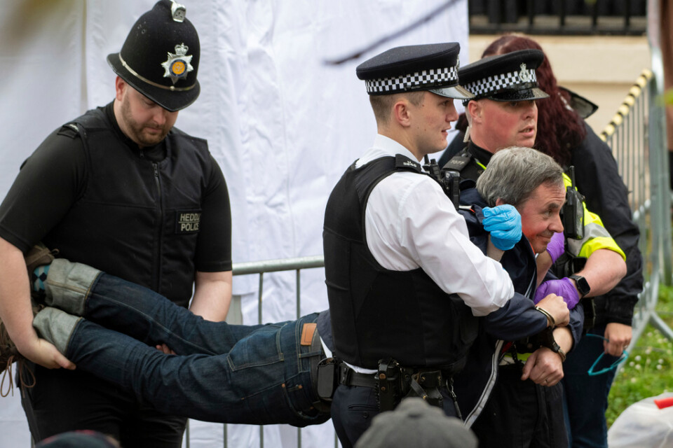 Totalt greps ett sextiotal personer under kröningsdagen. Här tar polisen en medlem av miljögruppen Just stop oil under en demonstration före kröningen i lördags.