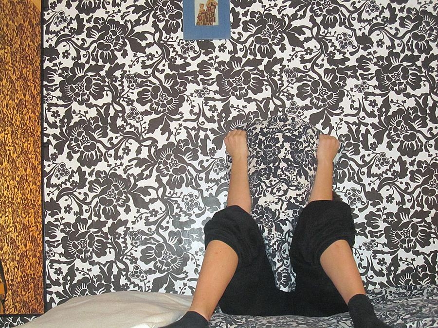 Bild som Amanda Bergholm från Sandared tog till sin blogg för att visa att hon har samma mönster på sin tapet som på sina lakan.
