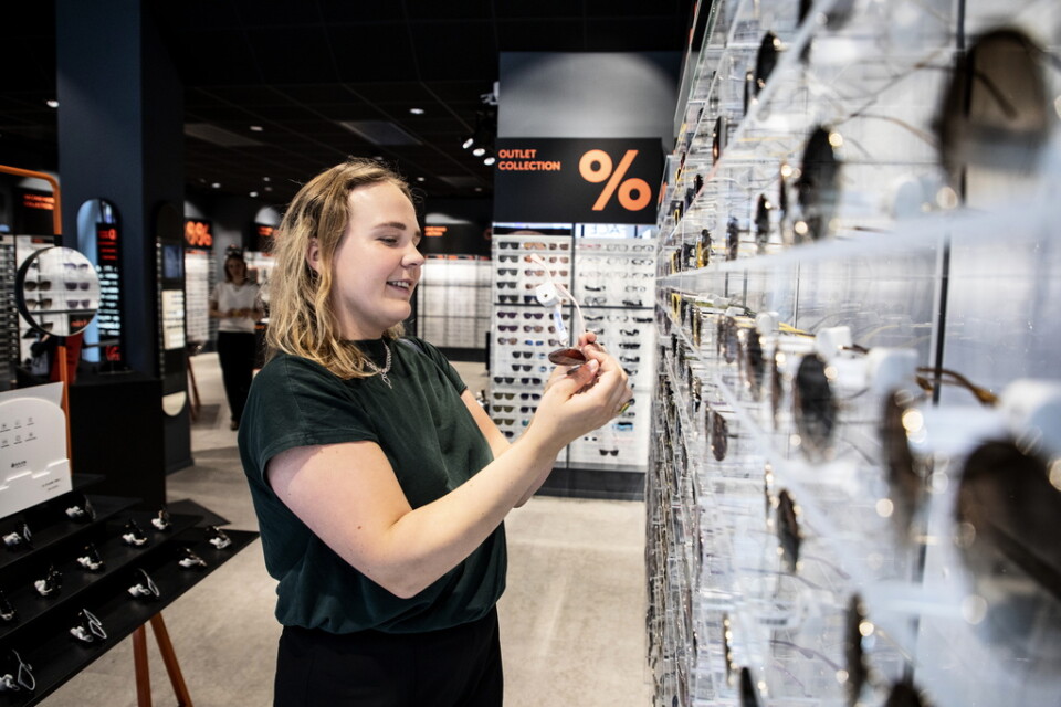 Sofie Brundell tittar på begagnade glasögon i en Synsambutik i Stockholm. Hon handlar begagnat ibland, till exempel till hemmet."Jag kan tycka att det är jobbigt med kläder för att det blir övermäktigt. Med prylar är det lite lättare. Det här är ju en välsorterad second hand. Det kan ibland vara second hand-butikers nackdel att det bara är ett hopkok av möbler, kläder och prylar och då måste man ha en annan energi", säger hon.