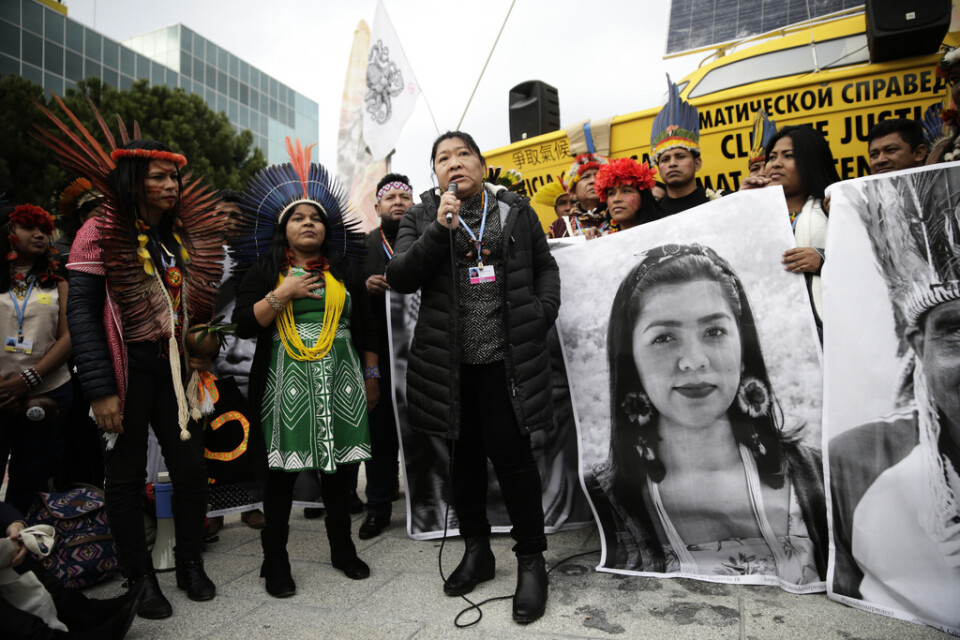 Miljöaktivister protesterar för mer klimaträttvisa utanför FN:s klimattoppmöte i Madrid.