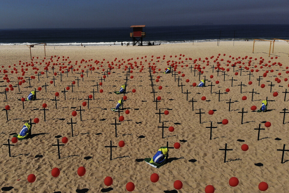 Kors och ballonger har placerats på stranden Copacabana i Rio de Janeiro för att hedra Brasiliens coronadöda.