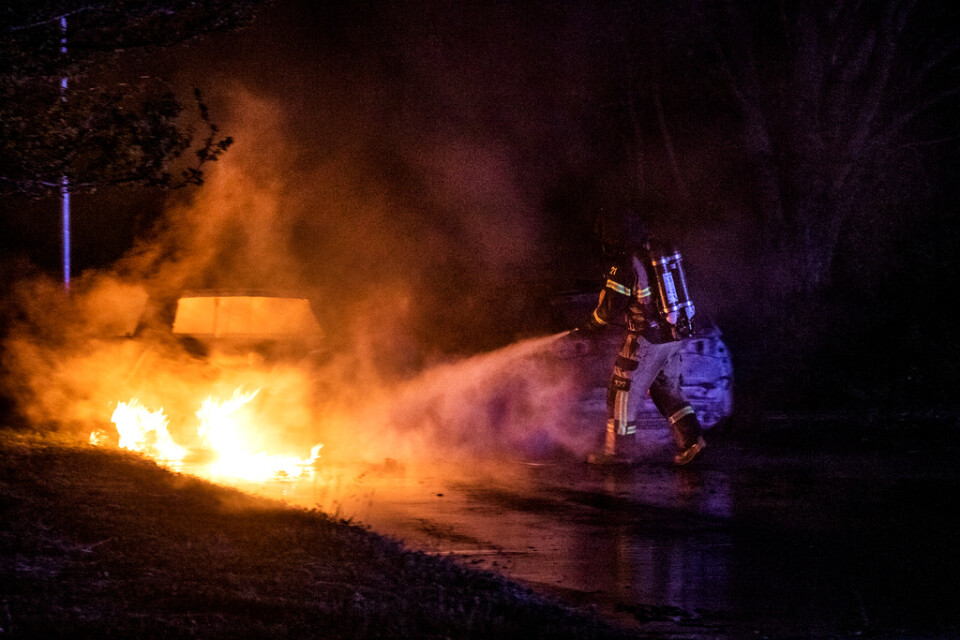 Ett 30-tal fordon, ett parkeringshus och en rivningsfastighet härjades av bränder i Trollhättan i torsdags.