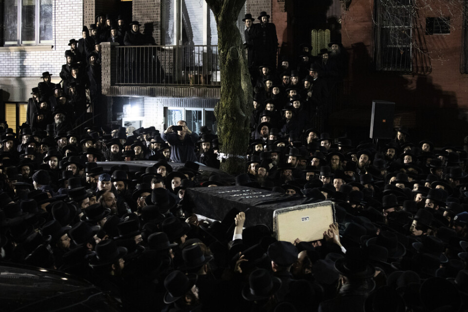 Ortodoxa judar bär fram en kista med ett av offren utanför en synagoga i Brooklyn, New York, på onsdagen.