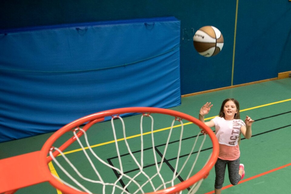 Tjejer i klass 1-4 kan lära sig spelar basket, Ljungdala Mötesplats.