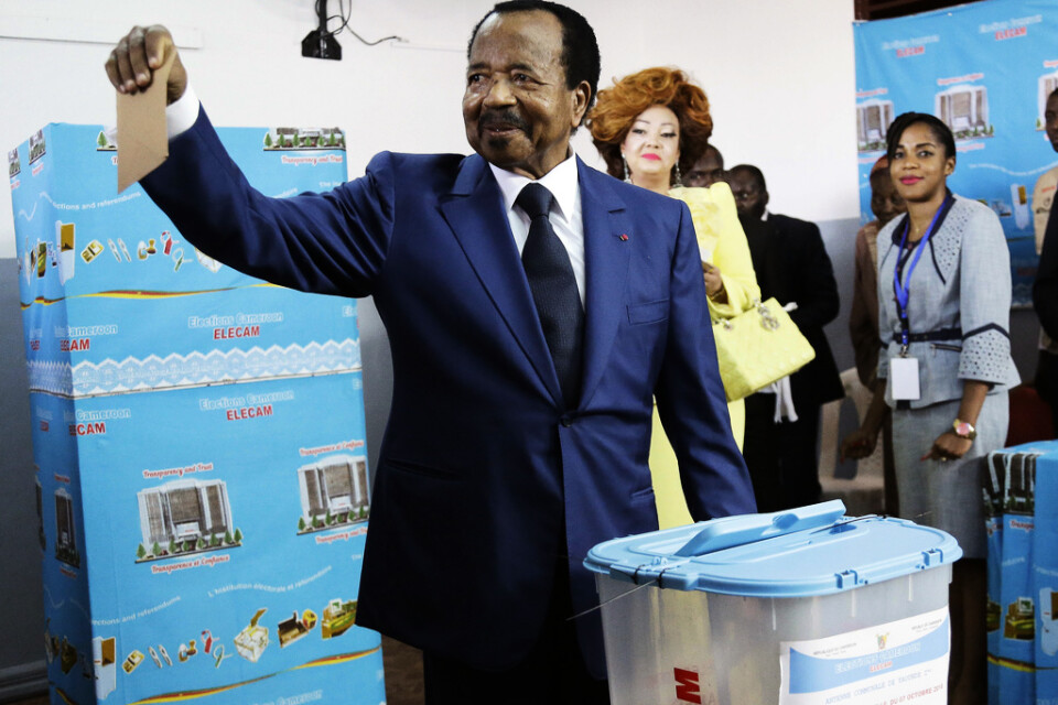 Kameruns president Paul Biya, här under presidentvalet 2018, har styrt landet i 37 år. Arkivbild.