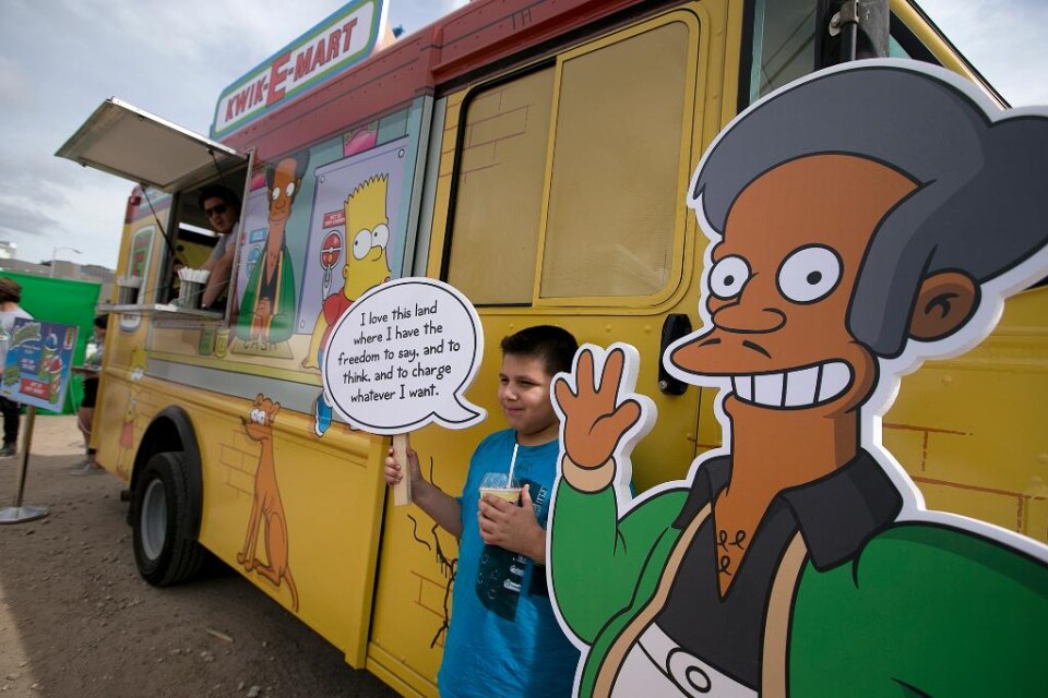Den amerikanska serien "The Simpsons" har kritisterats för en rasistisk porträttering av karaktären Apu. Nu önskar skådespelaren Hank Azaria, som gör rösten till Apu, att "The Simpsons" tar till åtgärder, rapporterar SR. - Jag vill verkligen se indiska