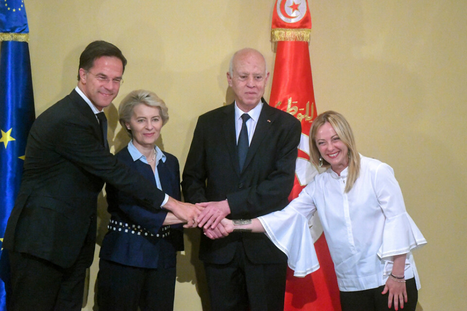 Glada miner på Nederländernas premiärminister Mark Rutte, EU-kommissionens ordförande Ursula von der Leyen, Tunisiens president Kaïs Saïed och Italiens premiärminister Giorgia Meloni vid ett möte i Tunis i juli. Men nu vill inte Tunisien ha EU-besök. Arkivfoto.