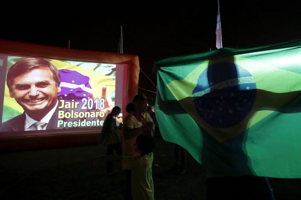 Bolsonaroanhängare följer rösträkningen i Brasília natten till måndagen.