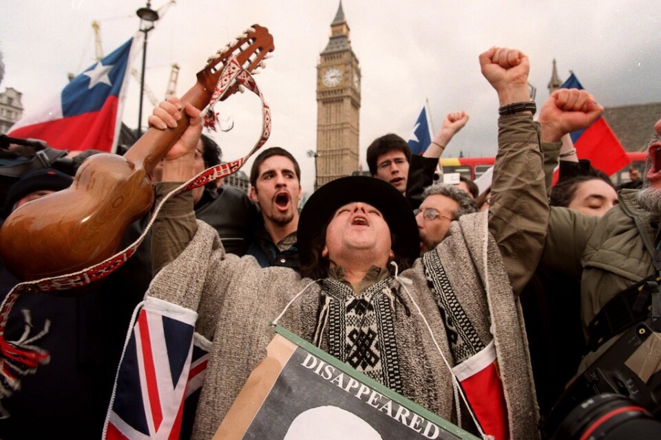 Motståndare till Chiles tidigare diktator Augusto Pinochet demonstrerade i London samband med rättsprocessen om att få honom utlämnad till Spanien. Bilden är från den 24 mars 1999.